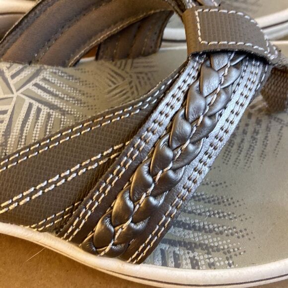 Clark collection taupe color sandals thong flip flops size 5 - Picture 2 of 5